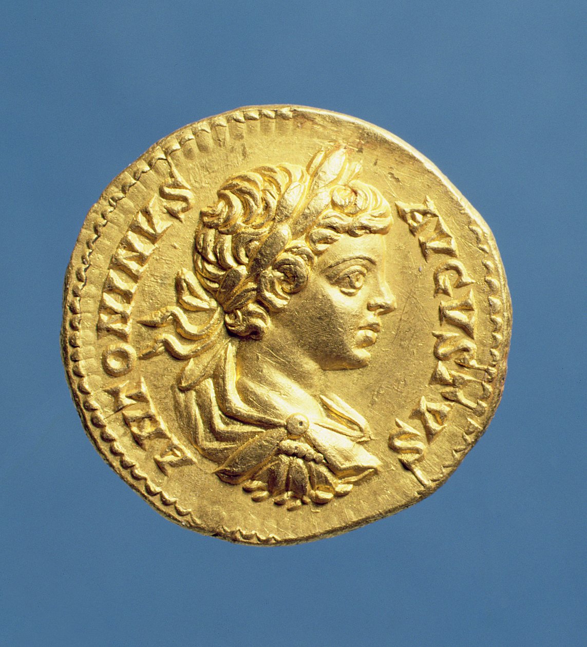 Áureo (anverso) con la cabeza de Caracalla (196-217) con uvas, cuirazada, con una corona de laurel. Acuñado bajo Septimio Severo (193-211) Inscripción: ANTONINVS AVGUSTVS de Roman