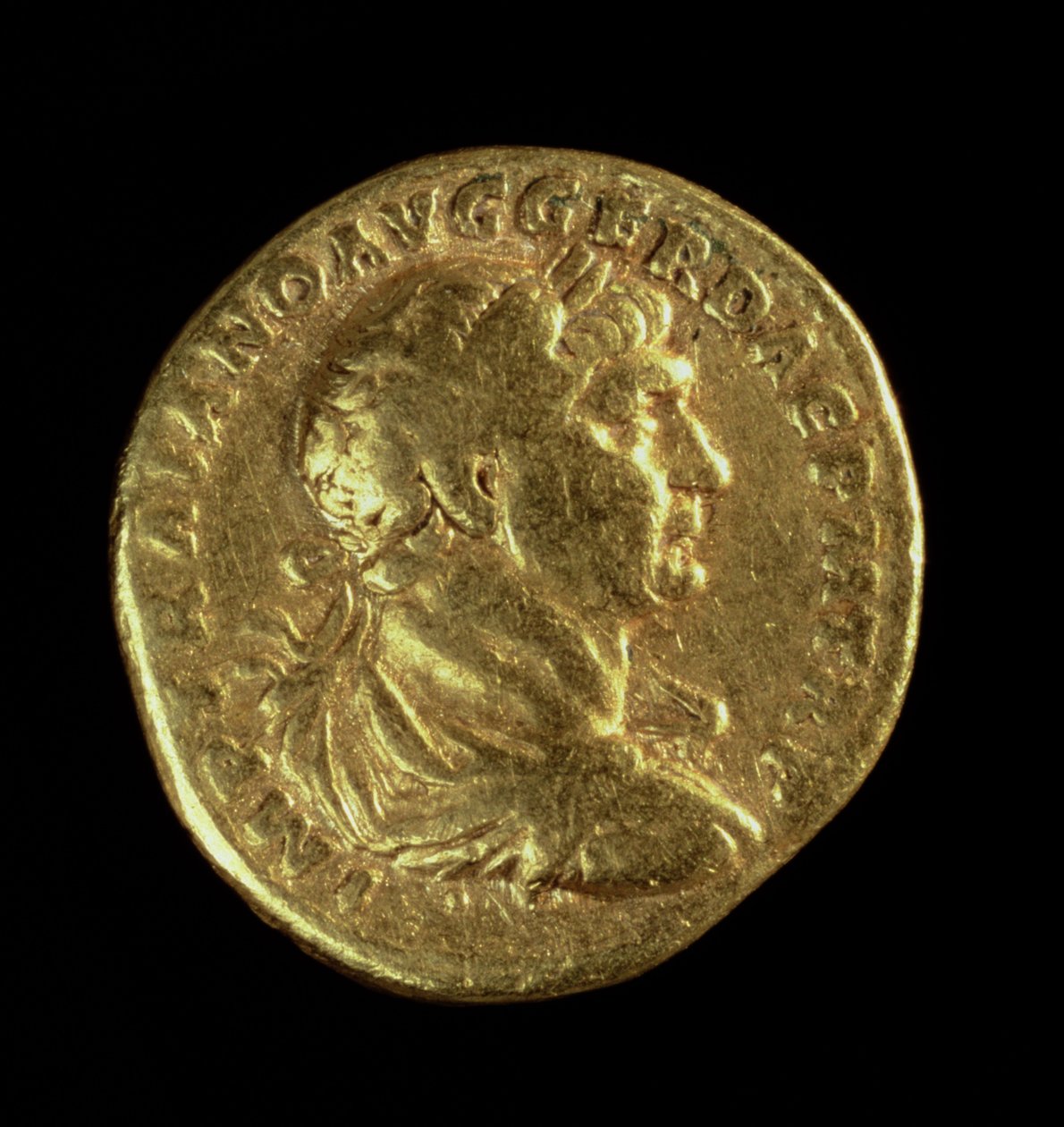 Áureo (anverso) con el busto drapeado de Trajano (AD 98-AD 117) con una corona de laurel Inscripción: IMP TRAIANO AVG GER DAC P M TR P de Roman