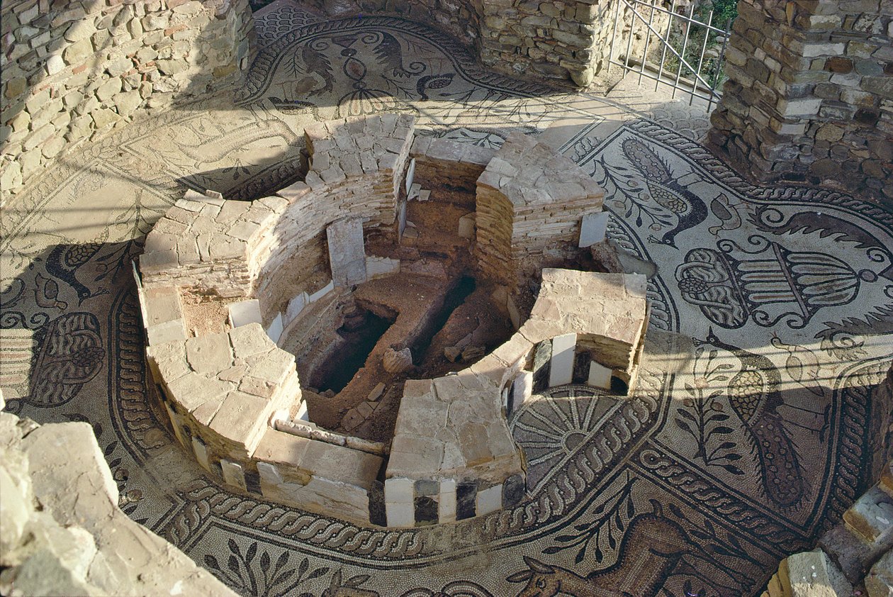 Baptisterio con pavimento de mosaico de Roman