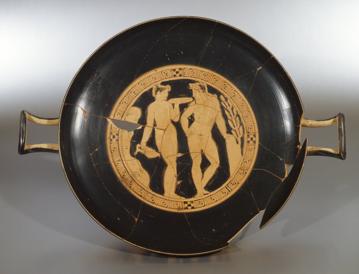 Plato de figuras negras, de la tumba de Poggio Sommavilla de Roman