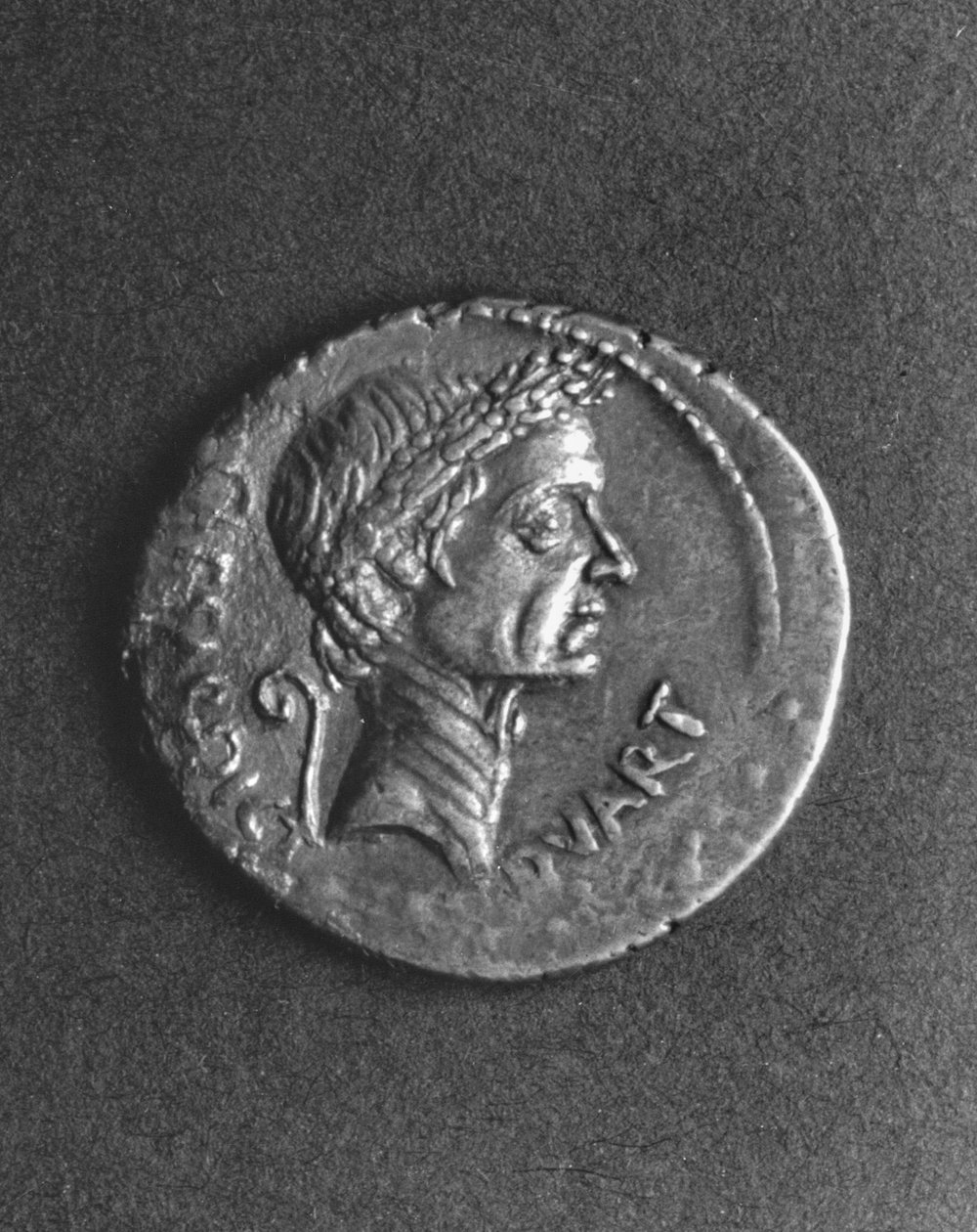 Moneda con un retrato de Julio César (101-44 a.C.) de Roman