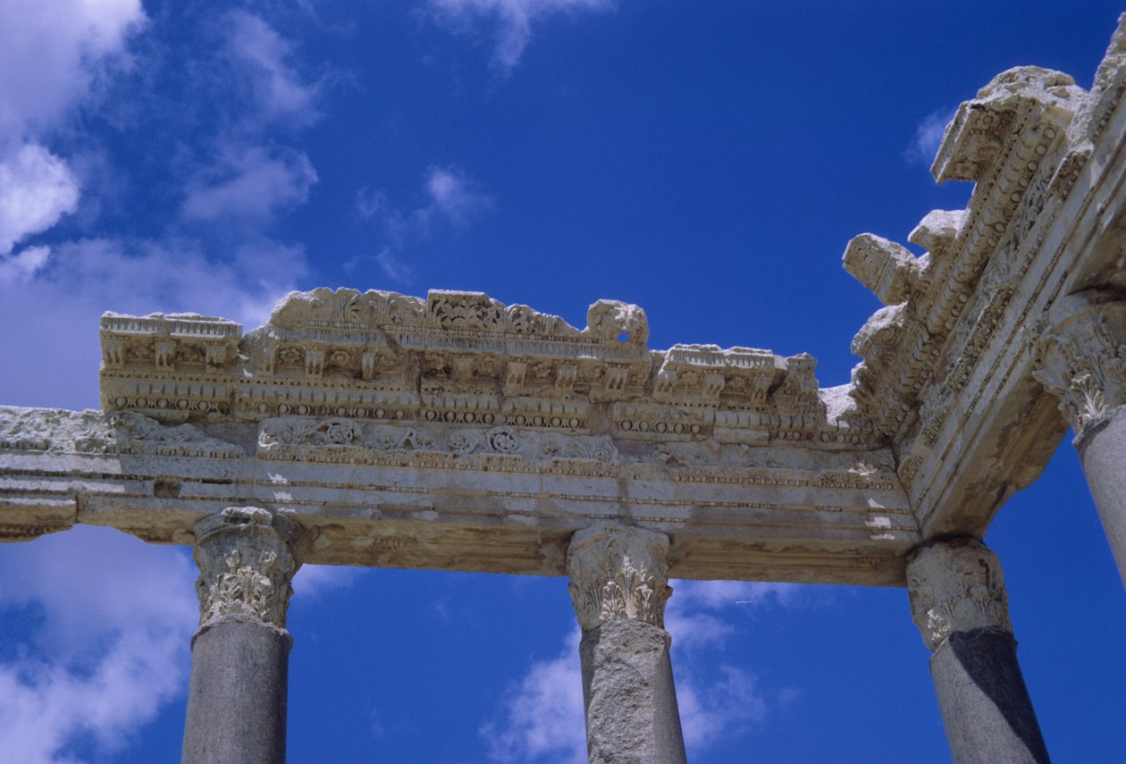 Capiteles corintios y friso de Roman