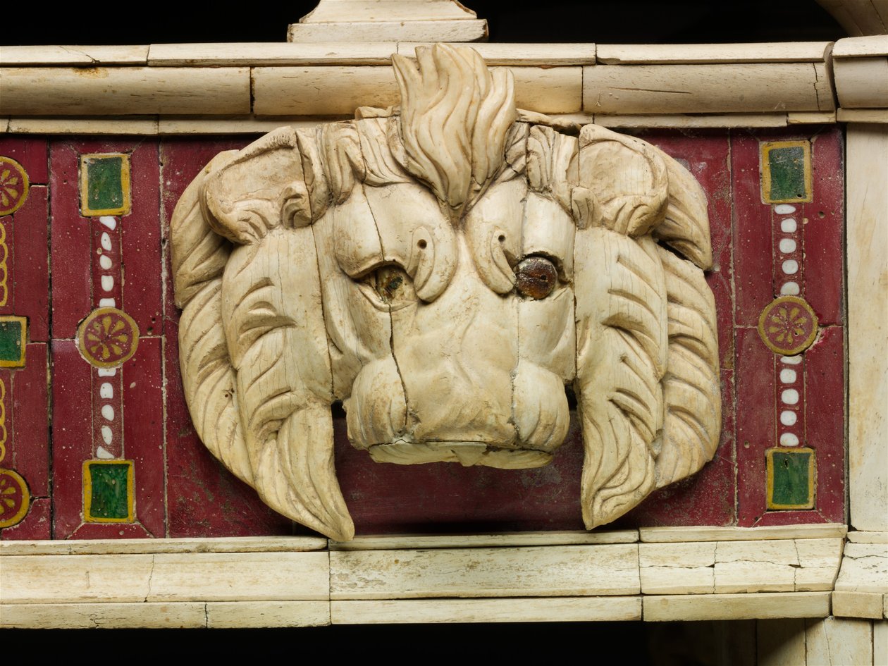 Detalle de sofá con talla de hueso de cabeza de león y ojos incrustados de vidrio, c.100 d.C. de Roman