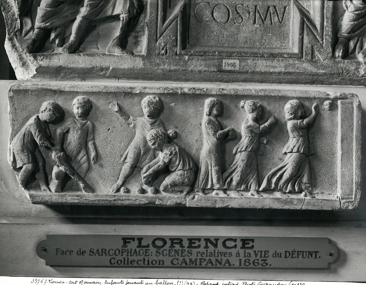 (detalle) de un sarcófago que representa a niños jugando con una pelota y jugando a los bolos de Roman