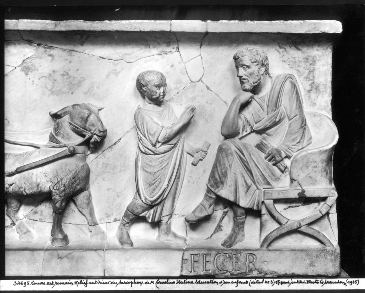 (detalle) del sarcófago de Cornelio Estacio que representa a un niño recitando su lección a los pies de su maestro de Roman