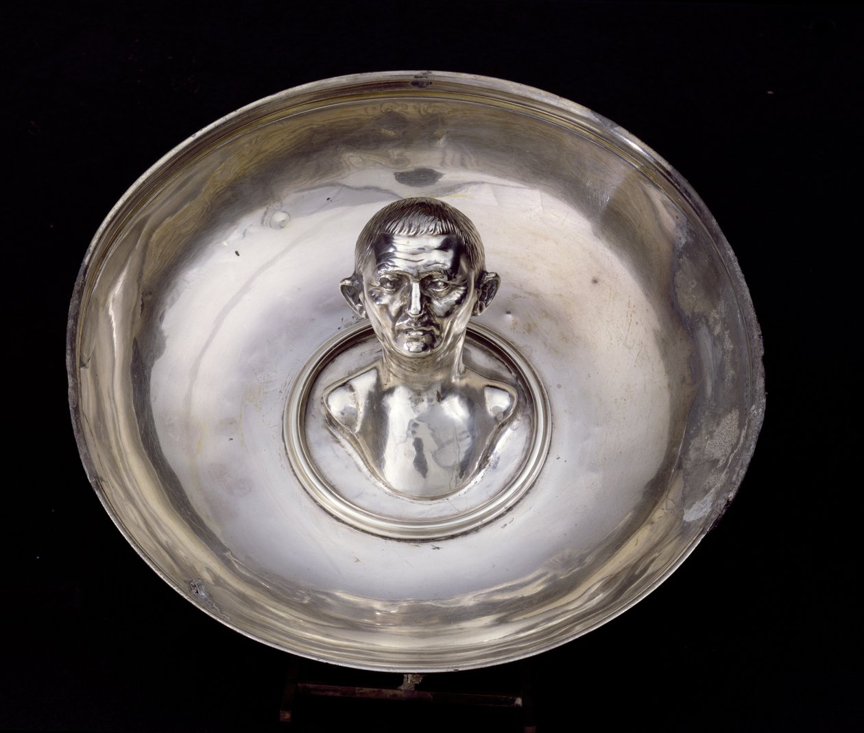 Plato con el busto de un hombre dentro, del Tesoro de Boscoreale, cerca de Pompeya (vista frontal) de Roman