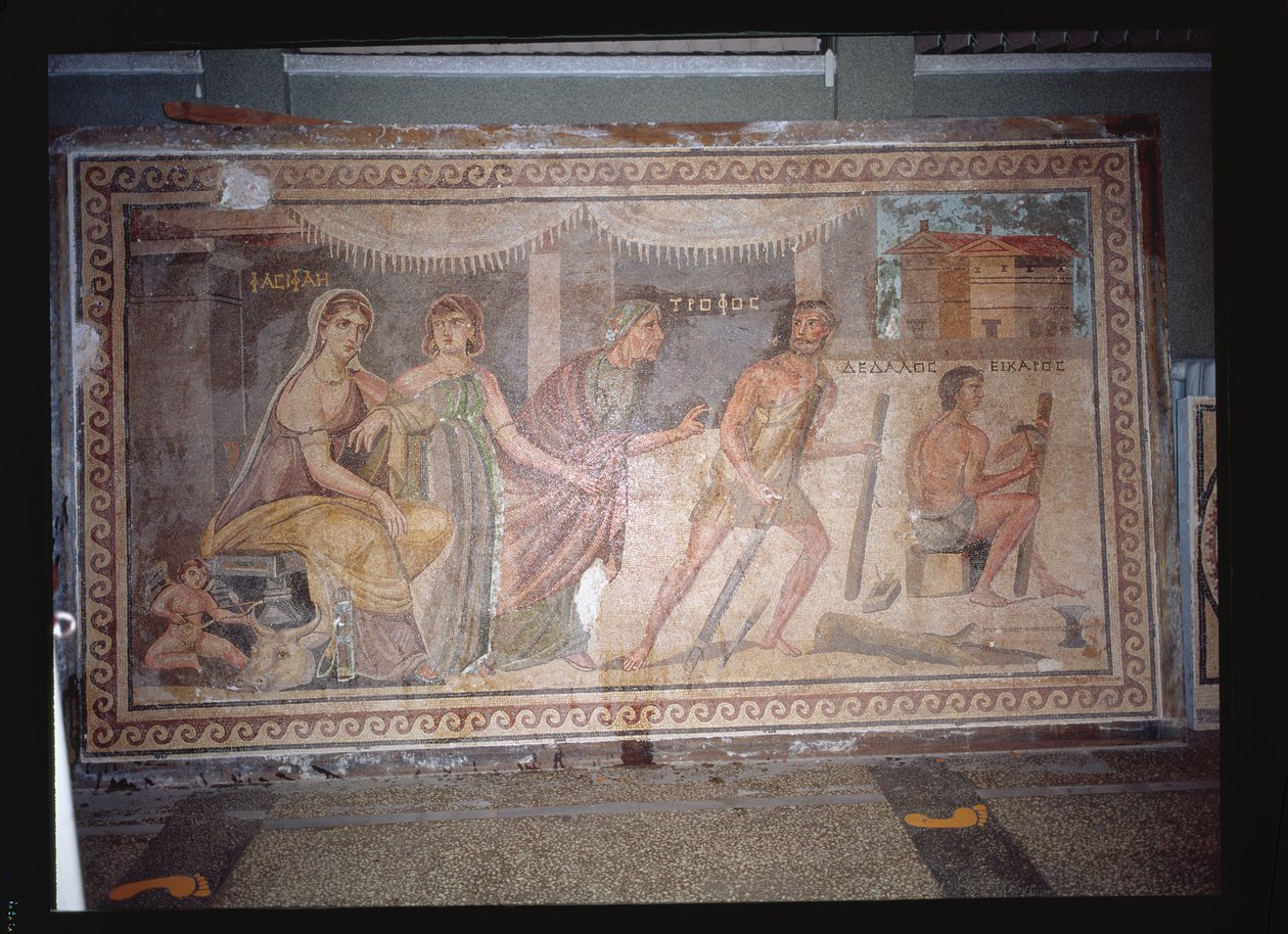Piso que representa la fabricación de una vaca de madera para la reina Pasífae, de Belkis (ahora Zeugma) Turquía de Roman