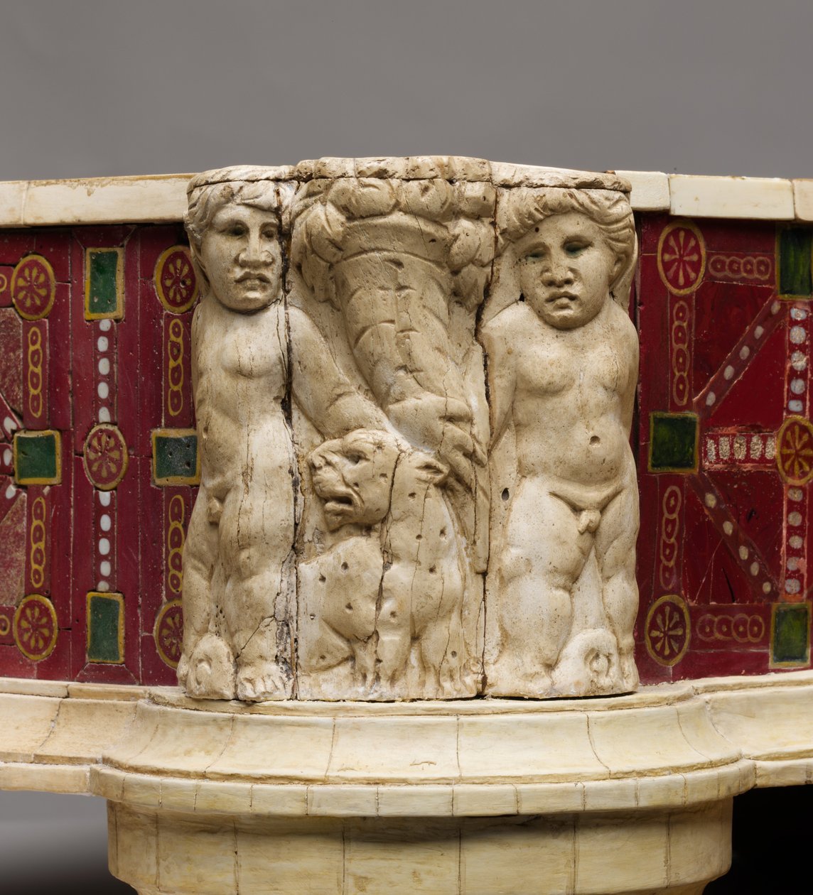 Detalle de taburete con talla de hueso de cupidos, leopardos y cornucopia, c.100 d.C. de Roman