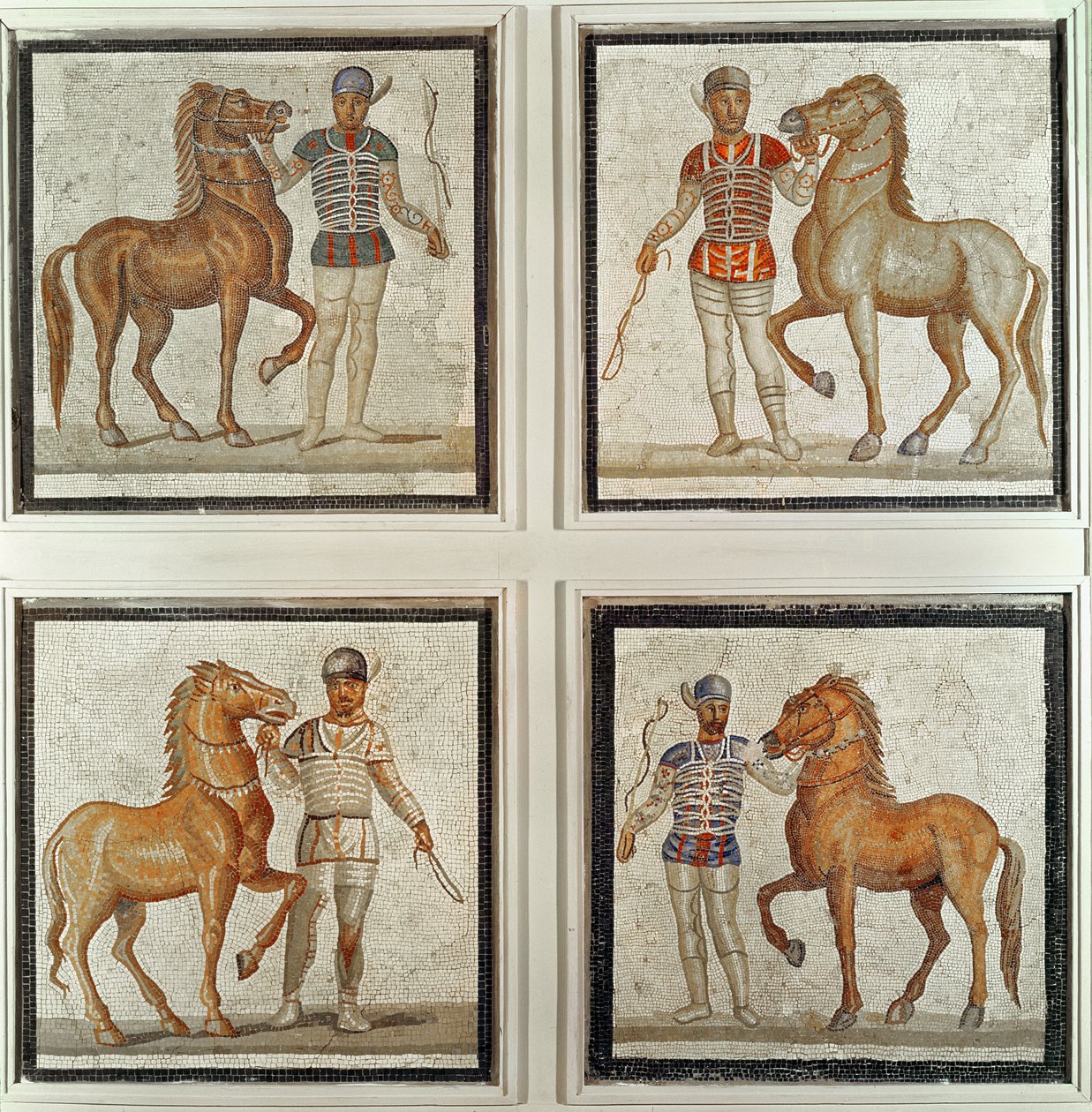 Cuatro jinetes en sus colores de carrera de Roman