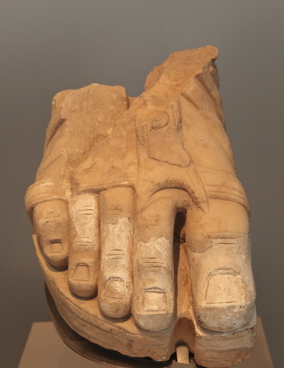 Fragmento de un pie de una estatua colosal, siglo I-II d.C. (mármol) de Roman