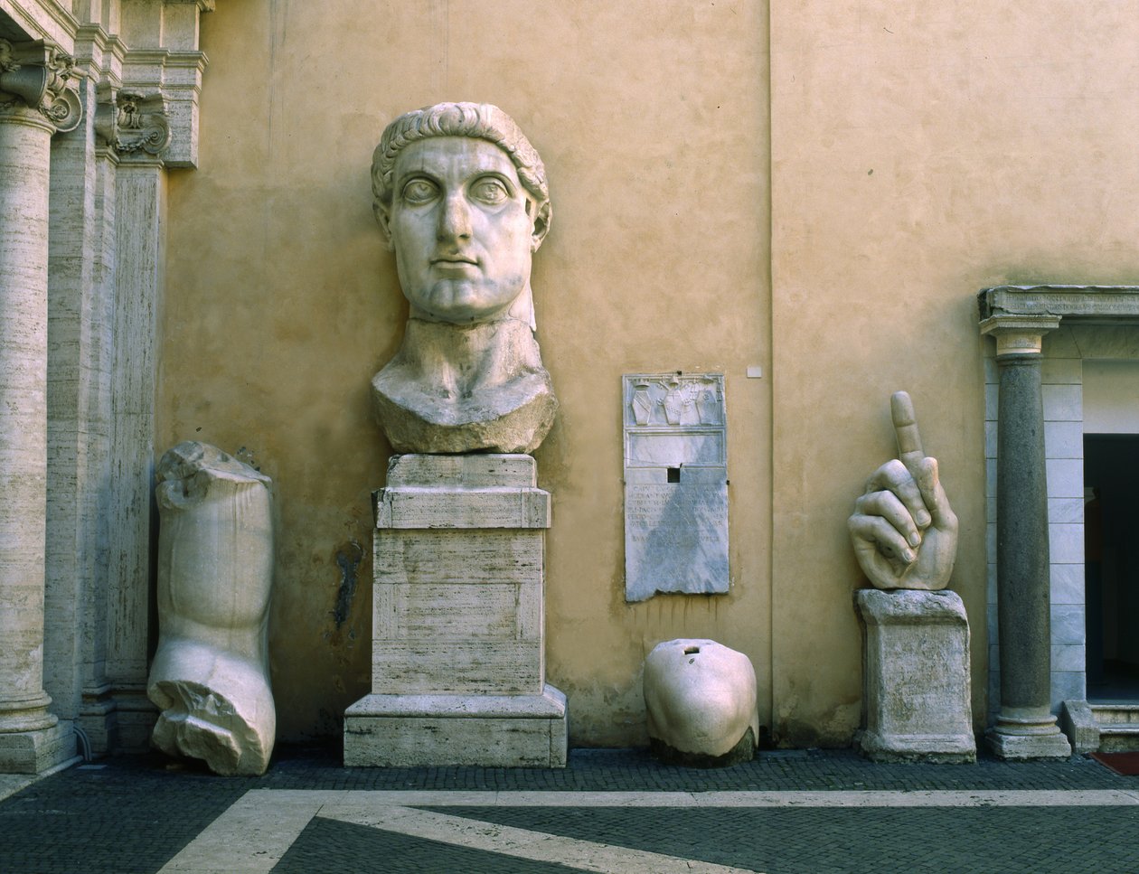 Fragmentos de una estatua colosal de Constantino el Grande (mármol) de Roman