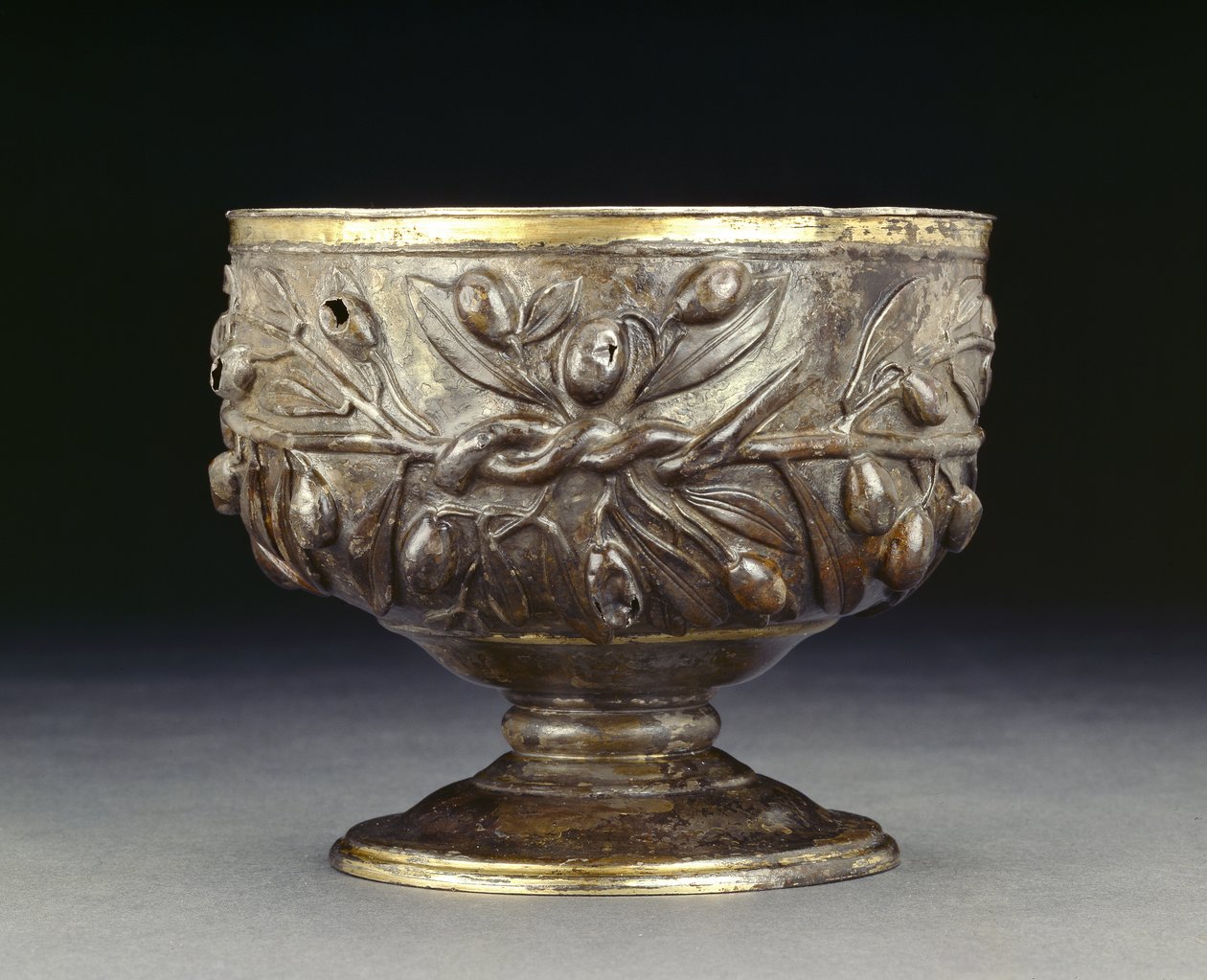 Copa de plata dorada decorada con ramas de olivo, con un revestimiento interno de oro liso, 50-150 d.C. de Roman