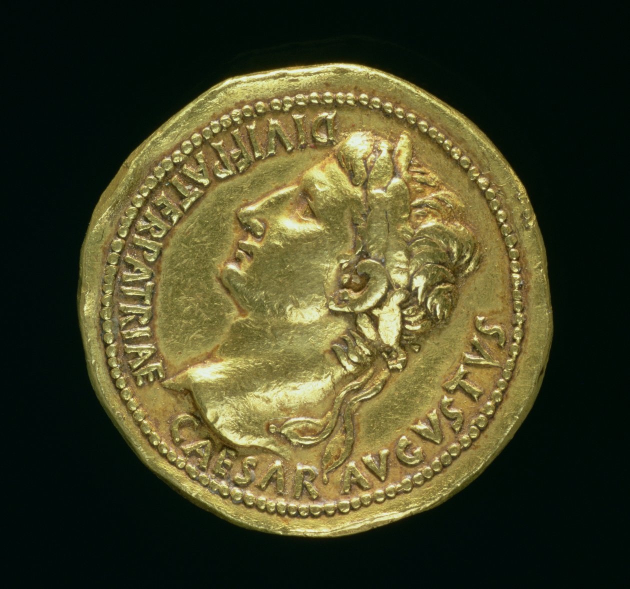 Múltiple de oro (anverso) del Emperador Augusto (31 a.C.-14 d.C.) con una corona de laurel. Acuñado c.07-06 a.C. de Roman