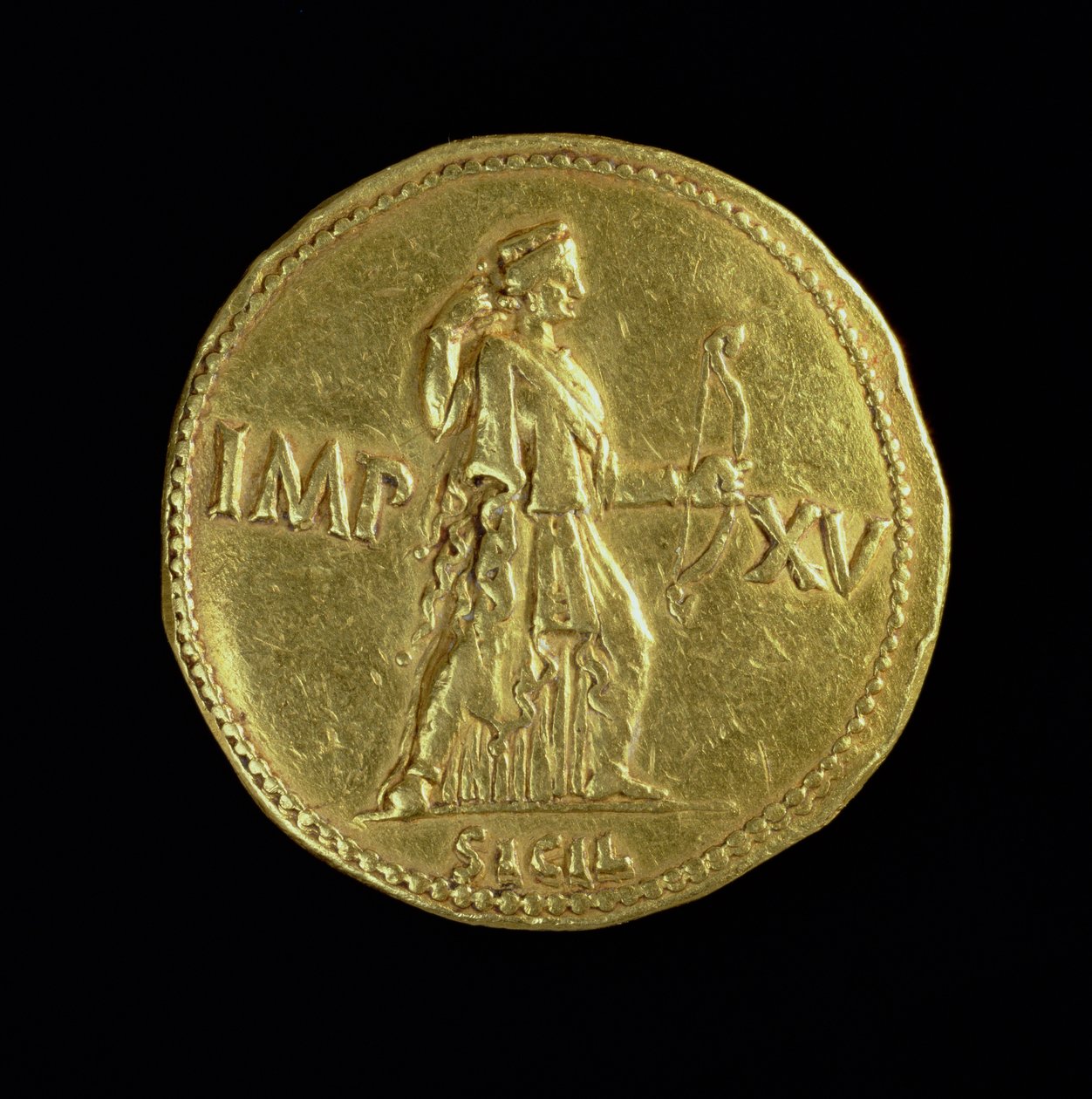 Múltiplo de oro (reverso) del emperador Augusto (31 a.C.-14 d.C.) que representa a la diosa Diana. Inscripción: IMP XV a la izquierda y derecha de Diana, abajo SICIL de Roman