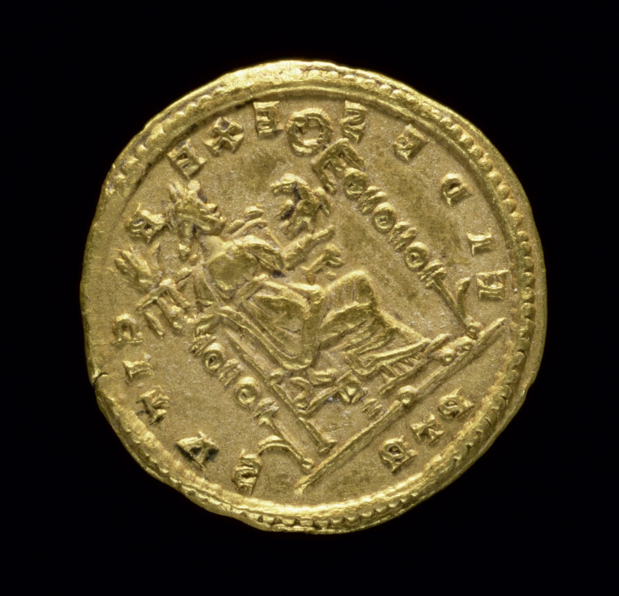 Sólido de oro (reverso) de Constantino I el Grande (AD 306-337) que representa a Fides sentada a la izquierda en el trono. Inscripción: FIDES EXERCITVS. Acuñado en Tréveris de Roman