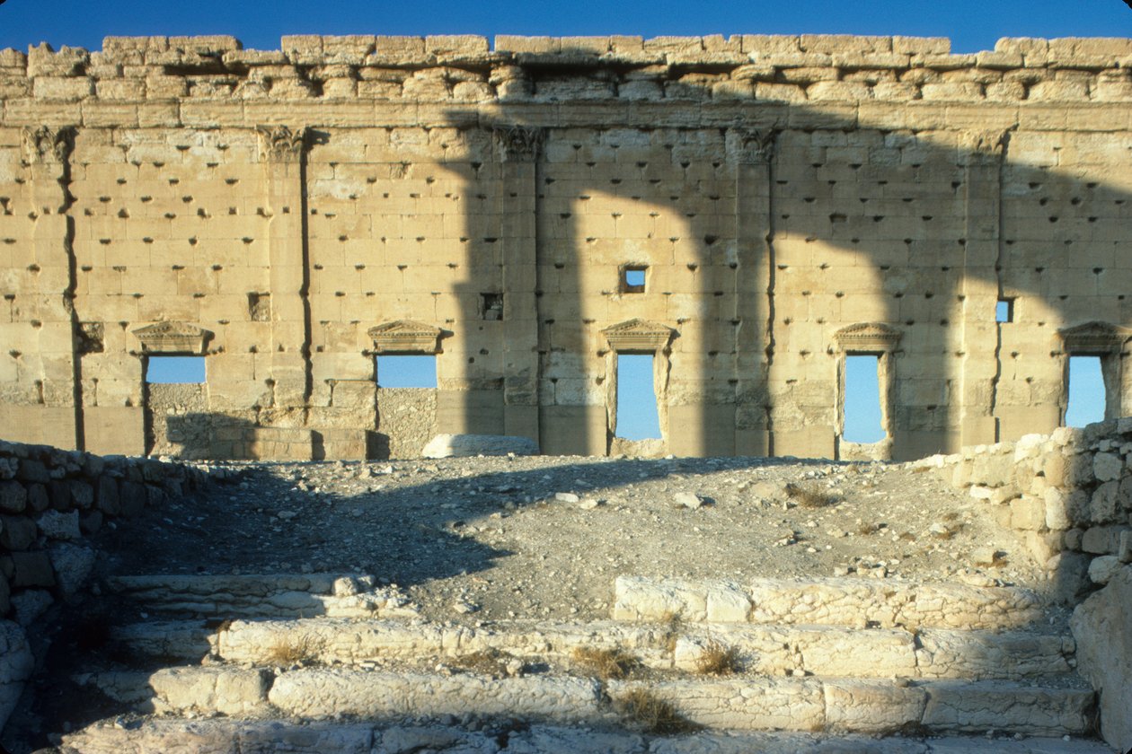 Interior de una gran estructura con accesorios de Roman