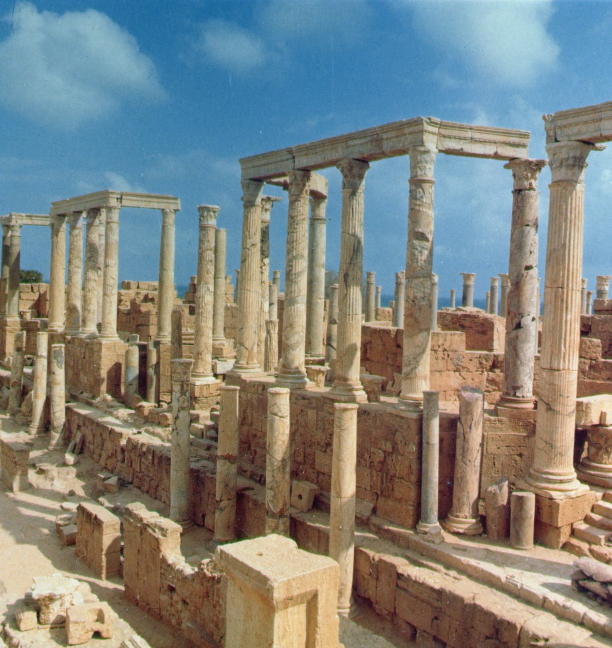 Columnas de piedra caliza del teatro de Roman