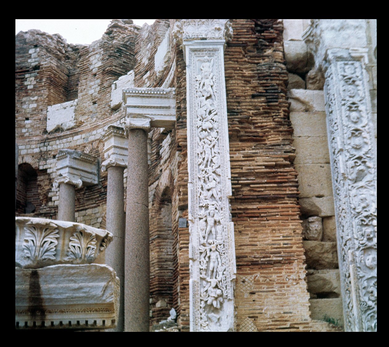Pilastras en la Basílica de Severo de Roman