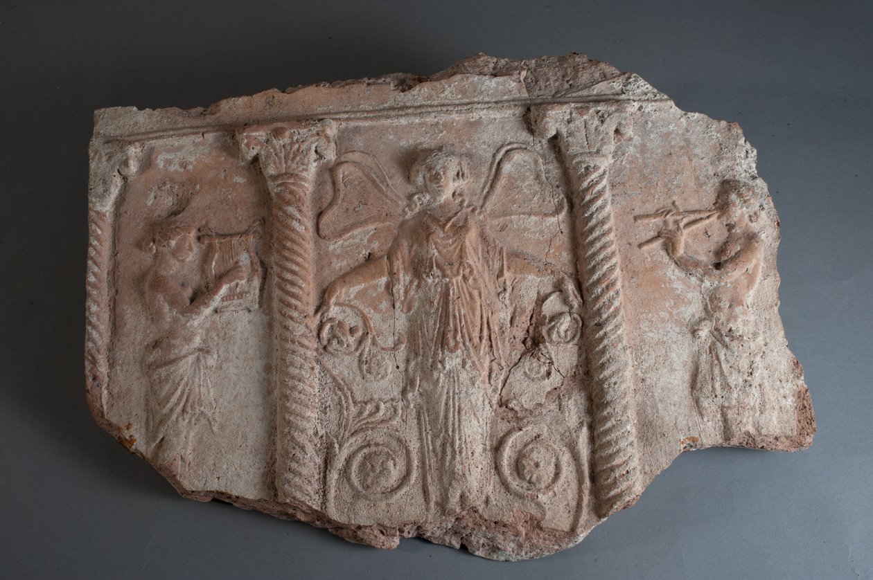 Plato con figuras tocando instrumentos musicales (fragmento) de Roman