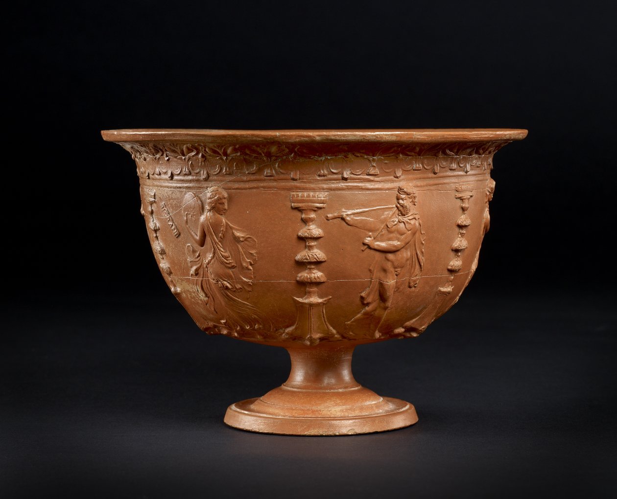 Cuenco rojo: músicos y bailarines entretienen mientras los sirvientes traen comida a un banquete, 25-1 a.C. (cerámica) de Roman