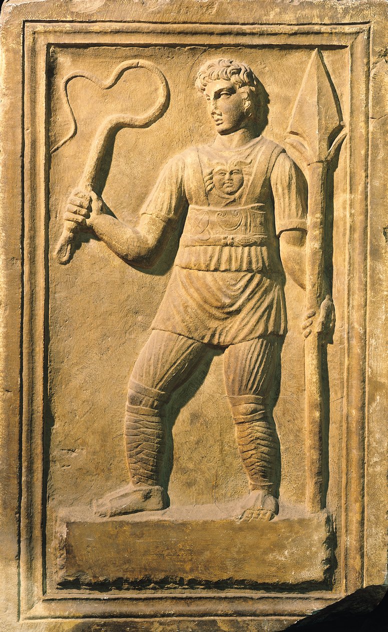 Relieve que representa a un gladiador sosteniendo un látigo y una lanza de Roman