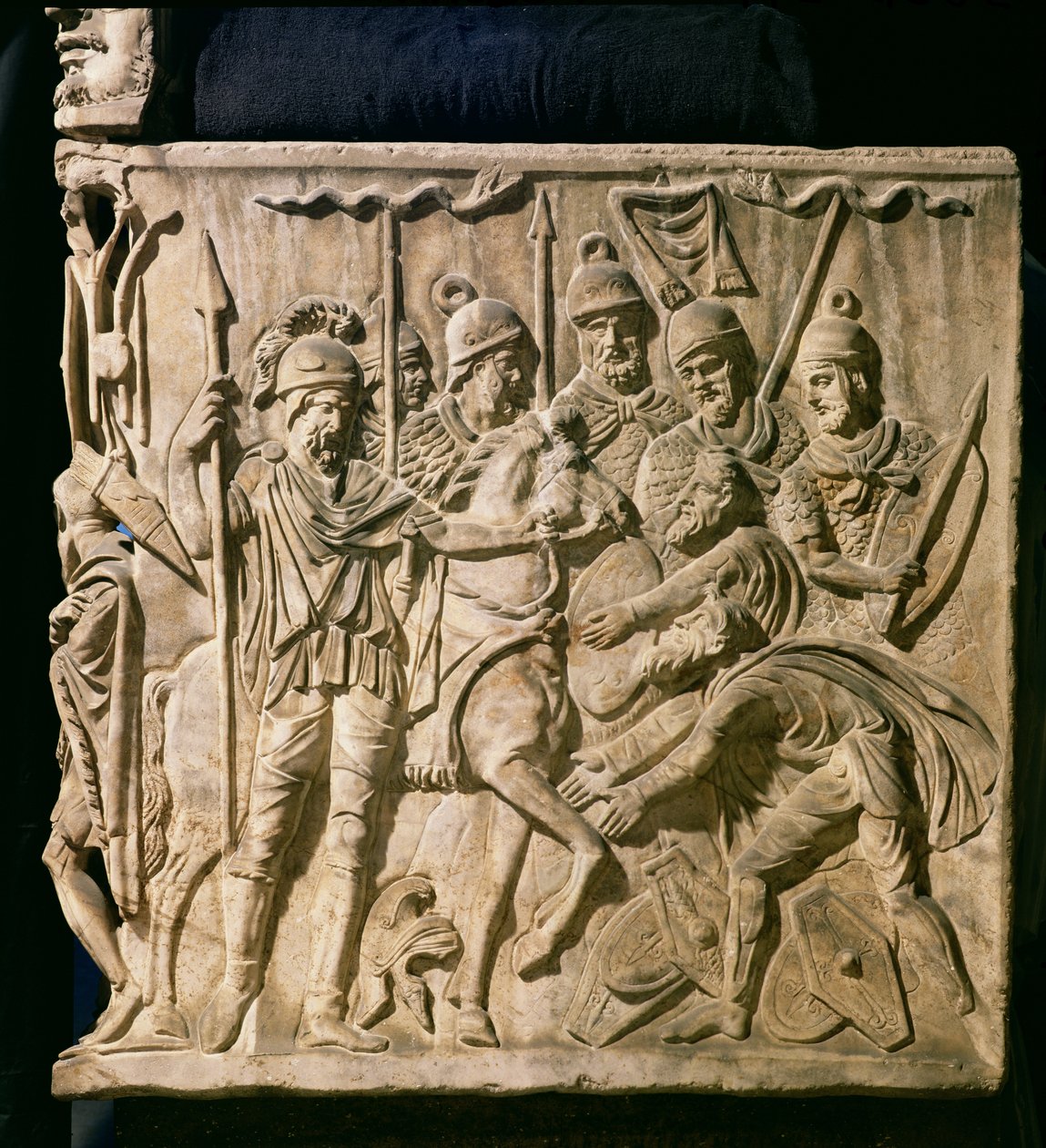 Relieve de un sarcófago que representa la sumisión de un bárbaro a una tropa romana de Roman