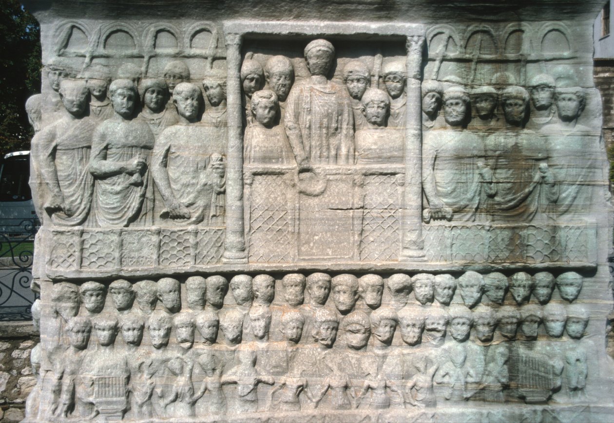 Relieve en la base del Obelisco de Teodosio I, también conocido como el Obelisco de Tutmosis III, de Karnak de Roman
