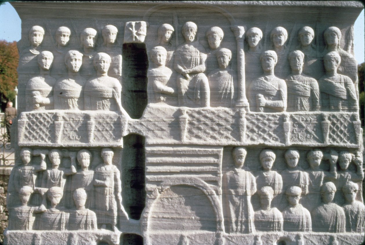 Relieve en la base del Obelisco de Teodosio I (347-395), también conocido como el Obelisco de Tutmosis III, de Karnak de Roman