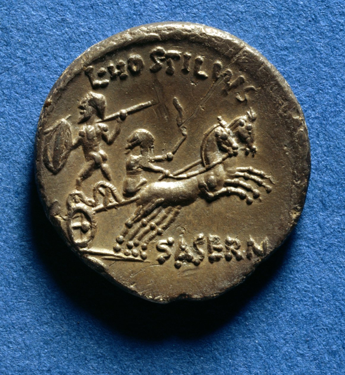 Denario romano decorado con un auriga y un noble guerrero montando un carro de guerra celta, c.48 a.C. de Roman