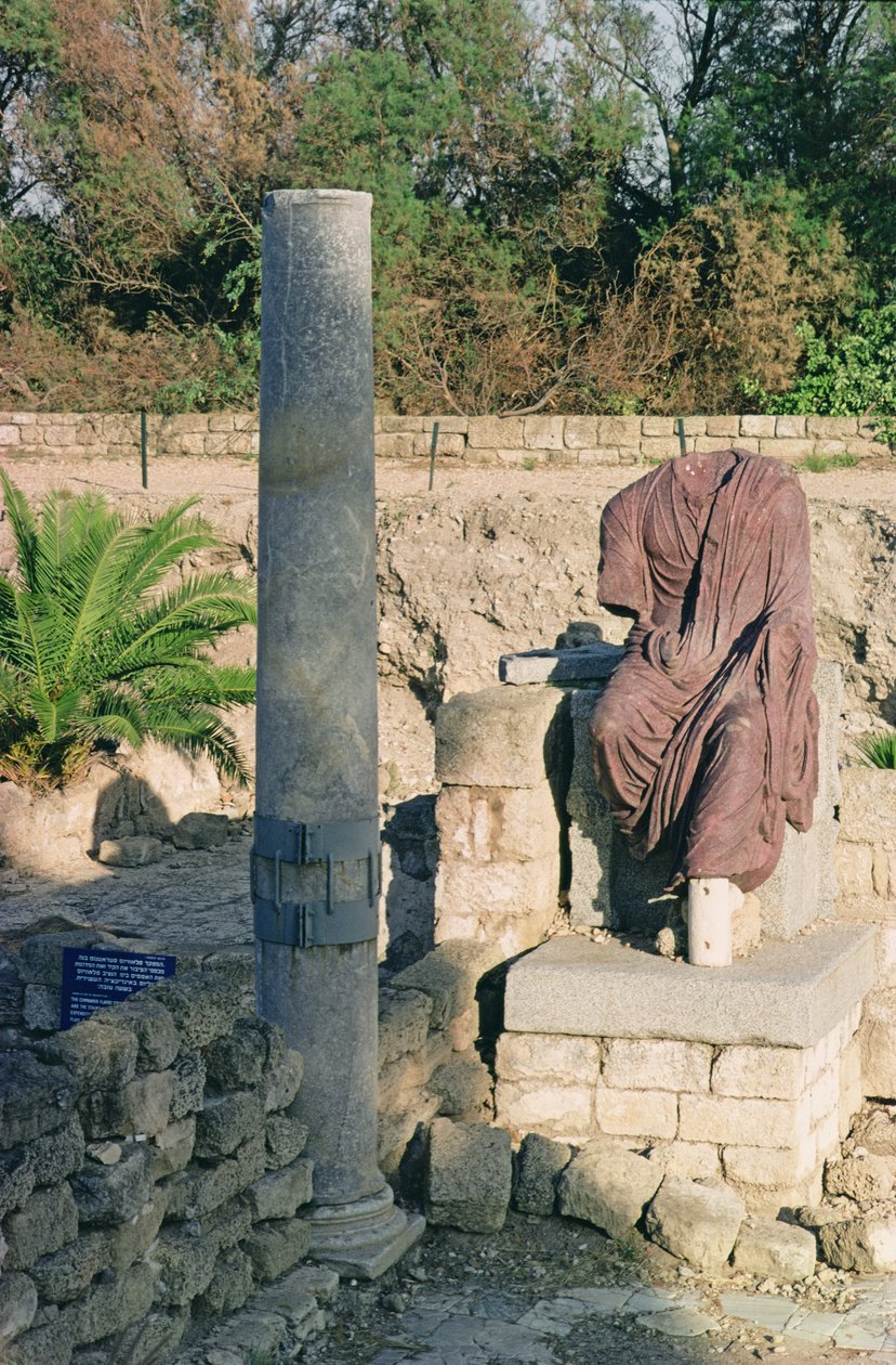 Columna y estatua en ruinas de Roman