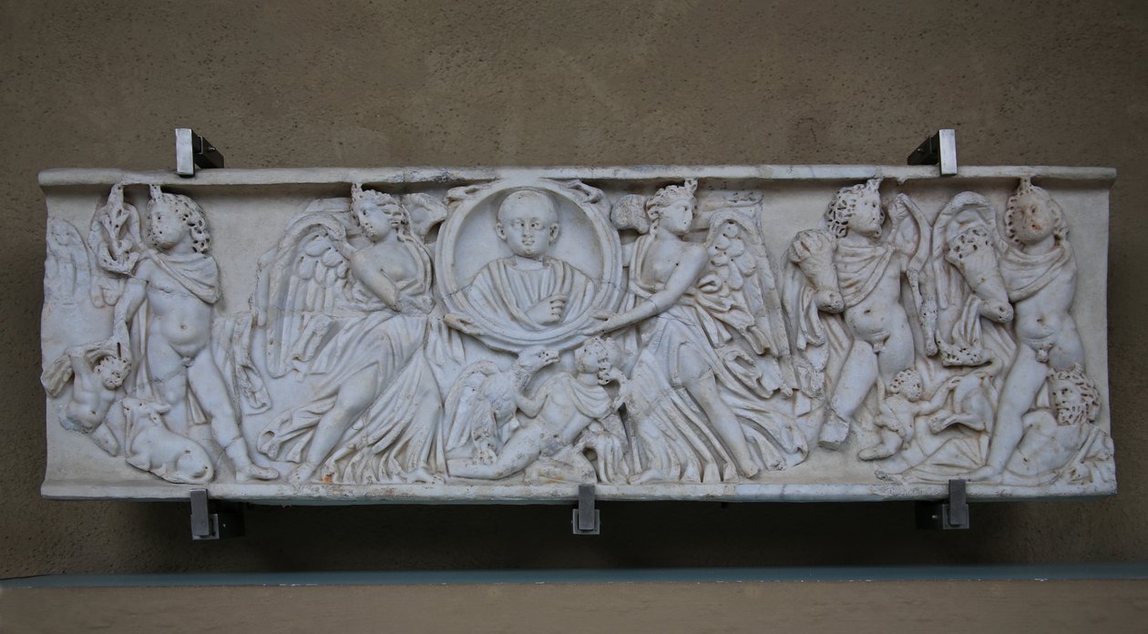 Sarcófago con un niño y cupidos recogiendo uvas para sacrificar a Baco de Roman