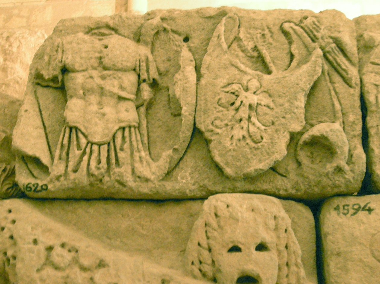 Escudo y armadura de un soldado de un sarcófago de Roman