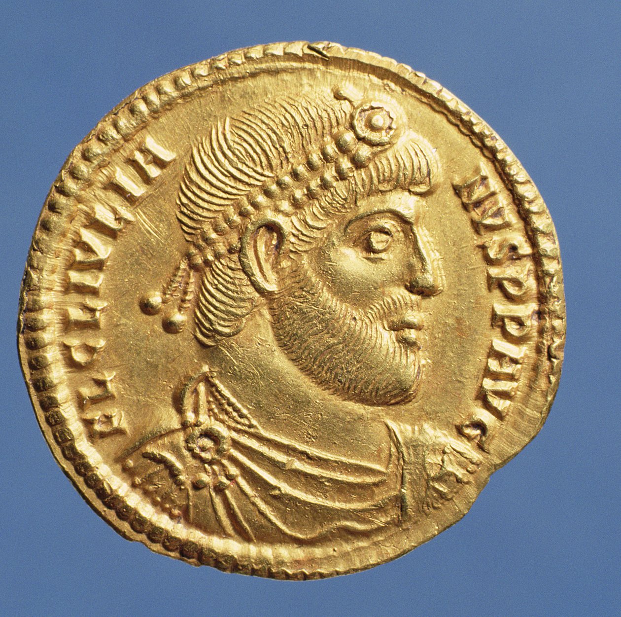 Solidus (anverso) de Juliano el Apóstata (361-363) con toga, coraza y diadema. Inscripción: FL CL IVLIANVS P P AVG (oro) de Roman