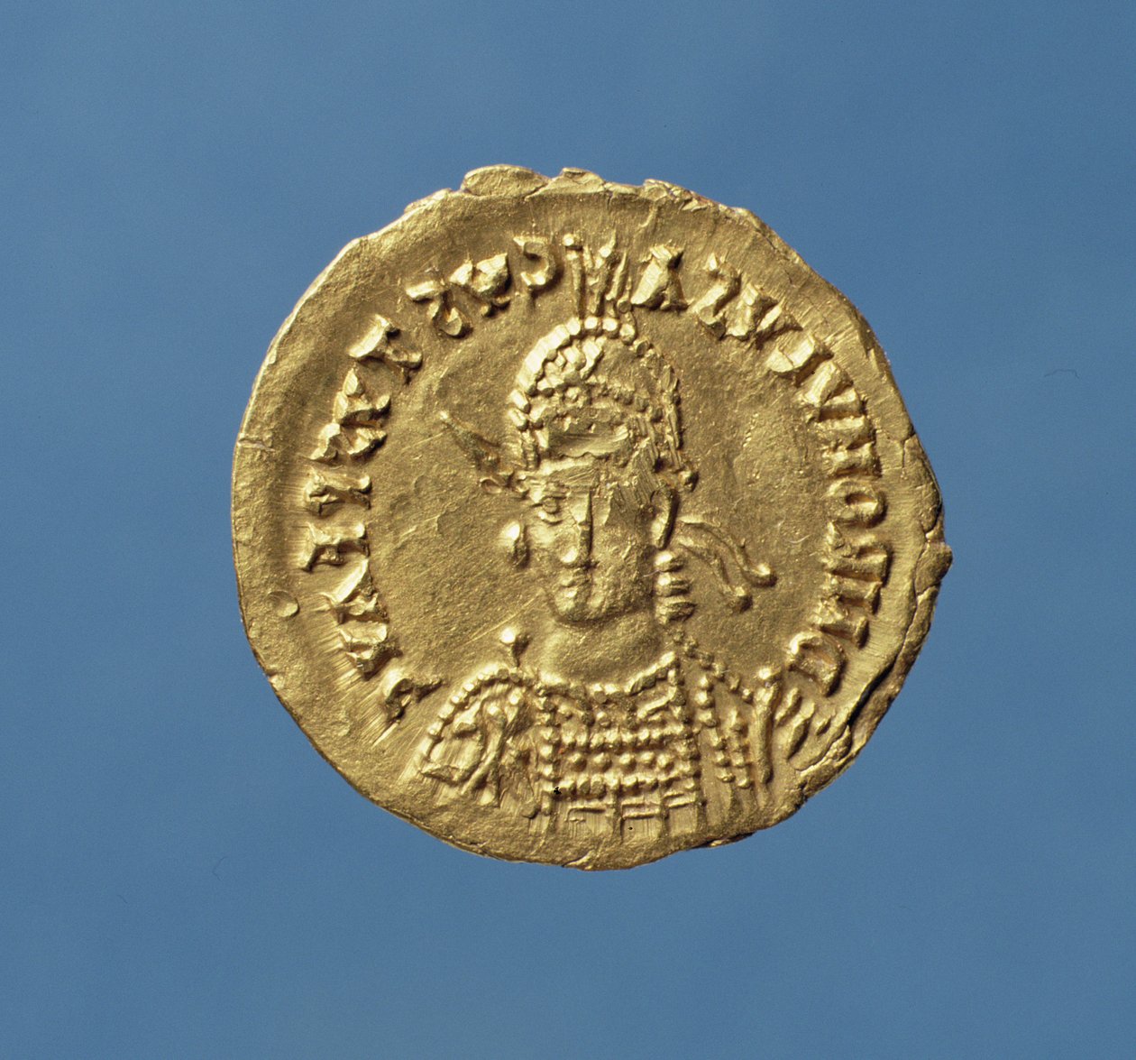 Sólido (anverso) de Rómulo Augústulo (475-476) con casco, coraza, lanza sobre el hombro derecho, escudo a la izquierda (oro) Inscripción: D N ROMVLVS AVGVSTVS P F AVG de Roman