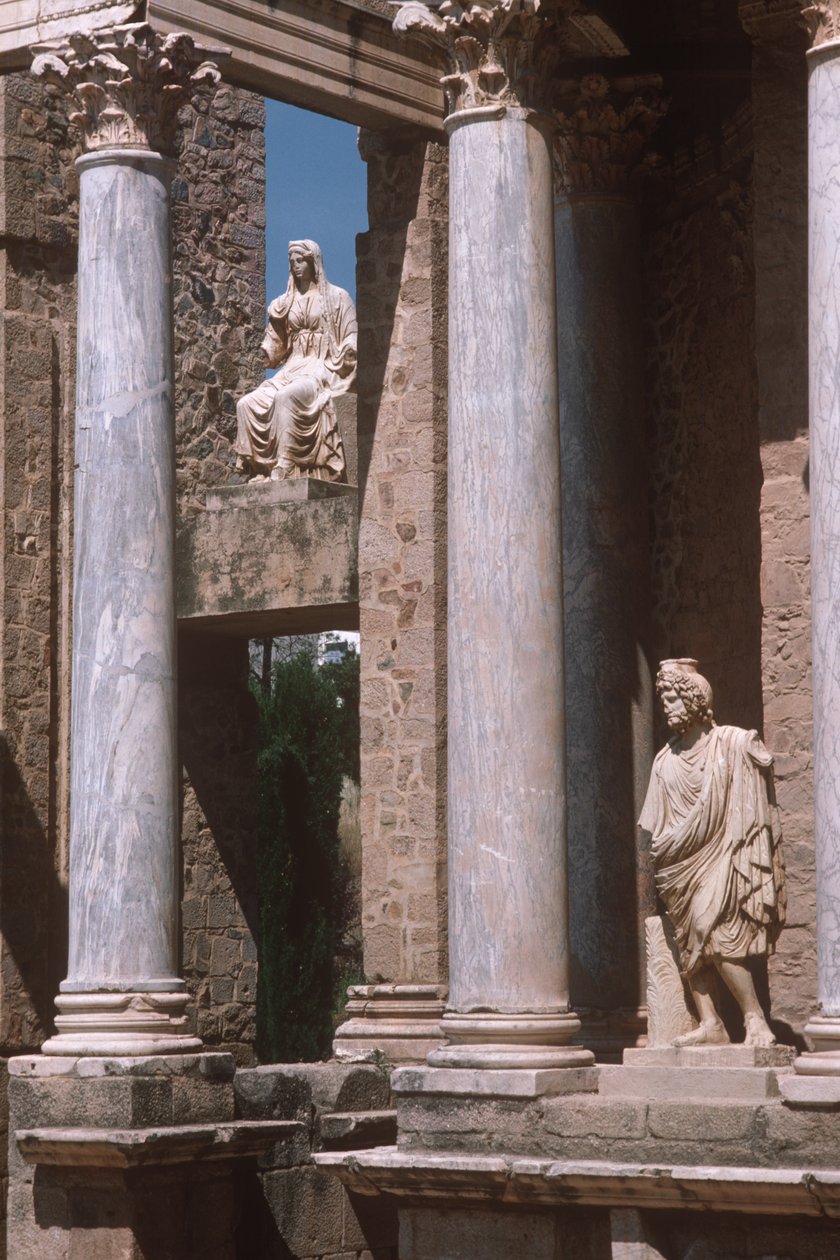 Vista de estatuas y columnata de Roman