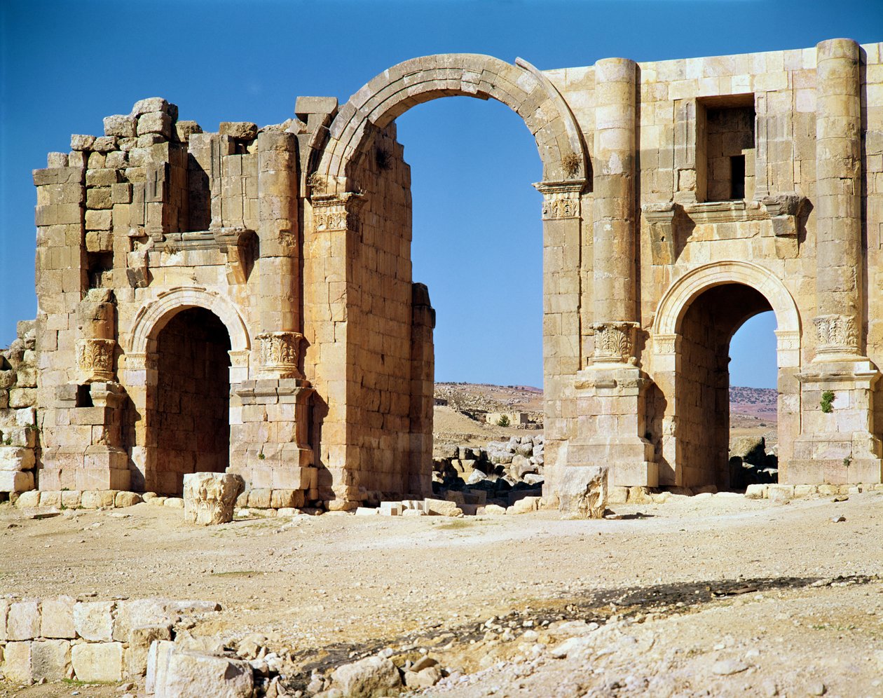 Vista del Arco de Triunfo, construido c.129 AD de Roman