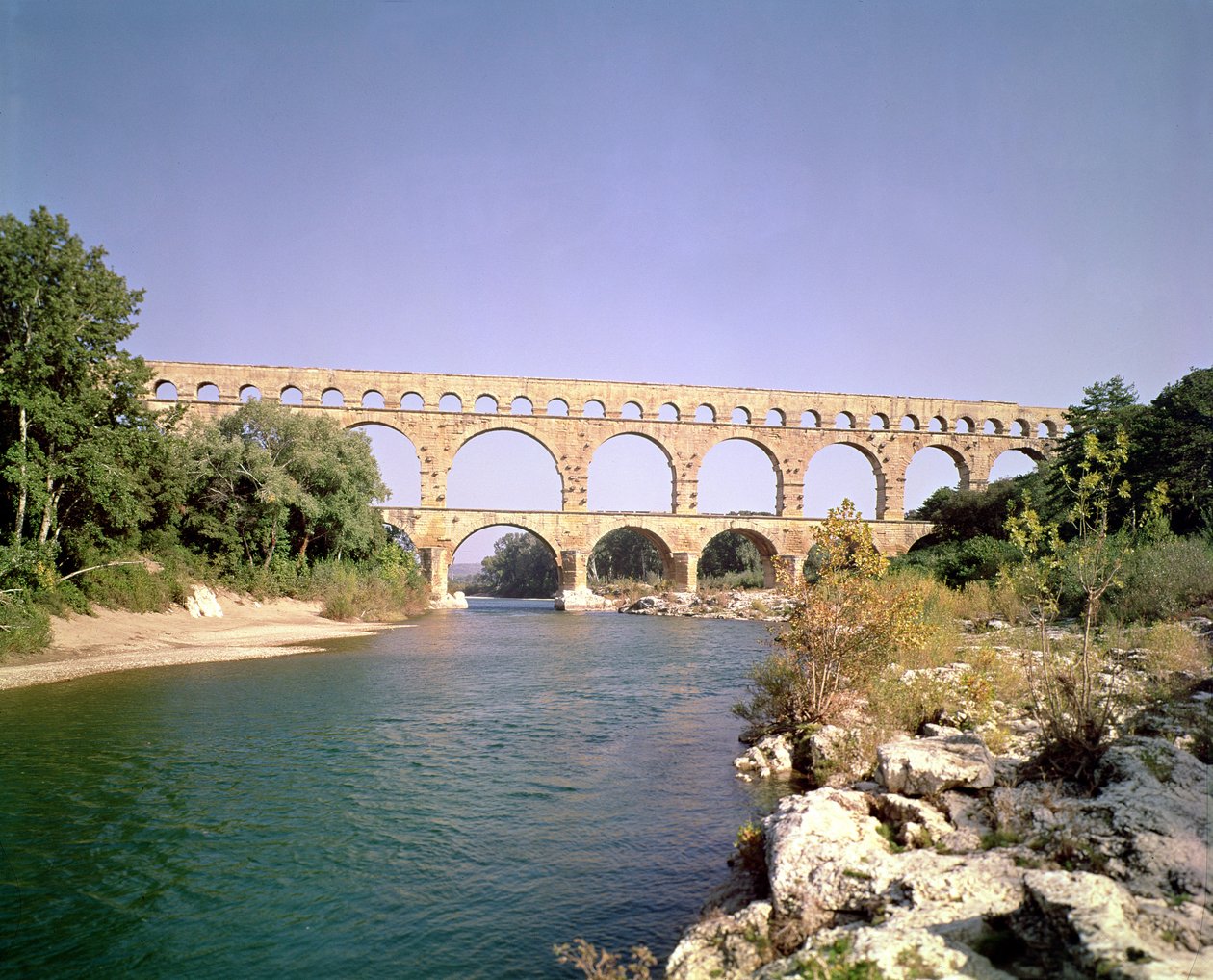 Vista del acueducto, construido c.19 a.C. de Roman