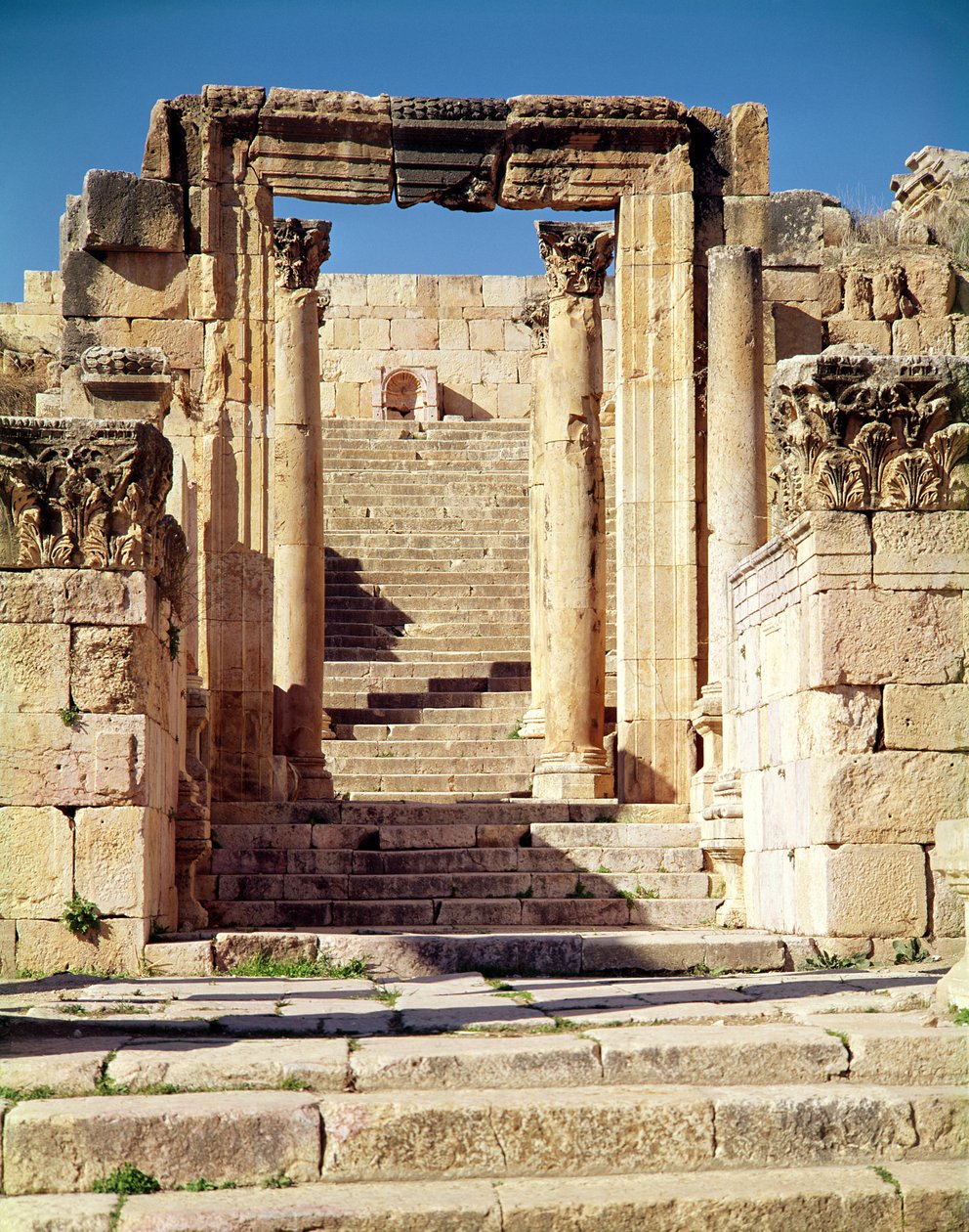 Vista de la entrada a la catedral cristiana, construida c.350-375 AD de Roman