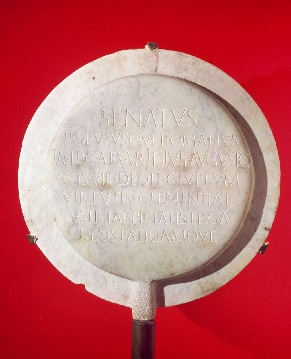 Escudo votivo en honor de Augusto (63-14 a.C.) 26 a.C. de Roman