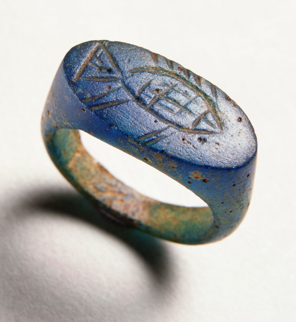 Anillo con pez grabado (vidrio azul) de Roman Period Egyptian