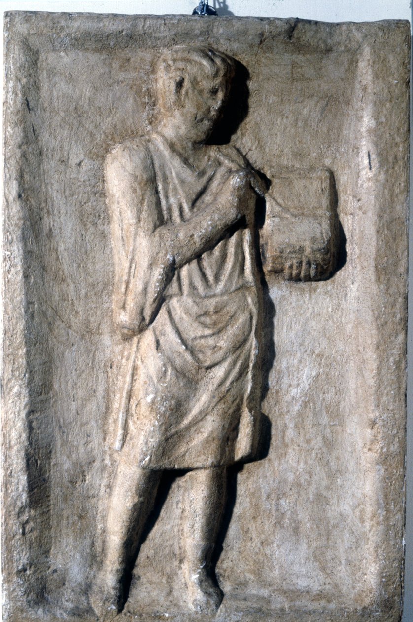 Un hombre escribiendo con una pluma en una tablilla de cera, bajorrelieve romano, siglo II-III de Roman
