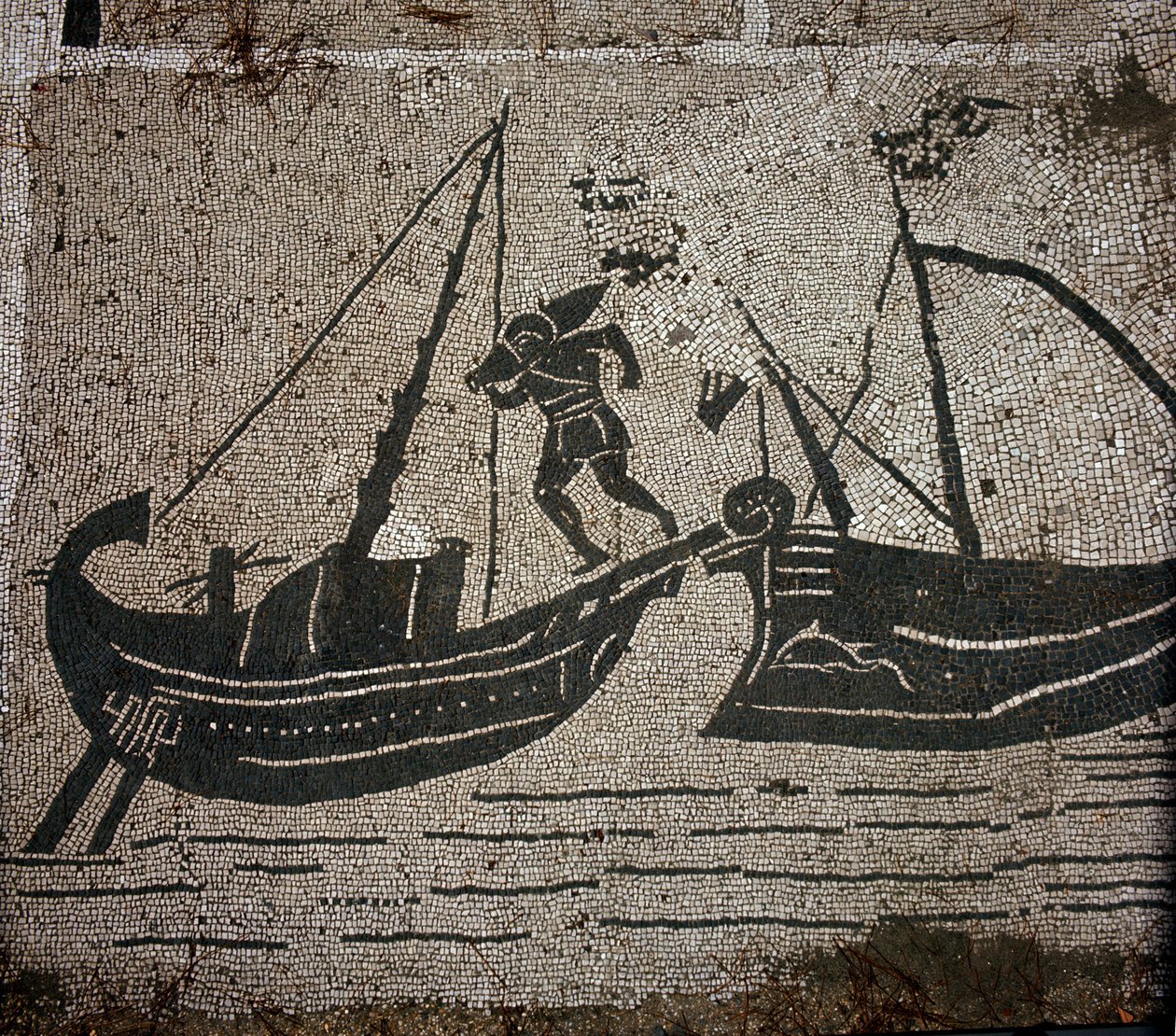 Ostia antigua. Plaza de las Corporaciones. Mosaico de la Corporación de los Navegantes de Sabratha. Cargando mercancías en un barco. de Roman