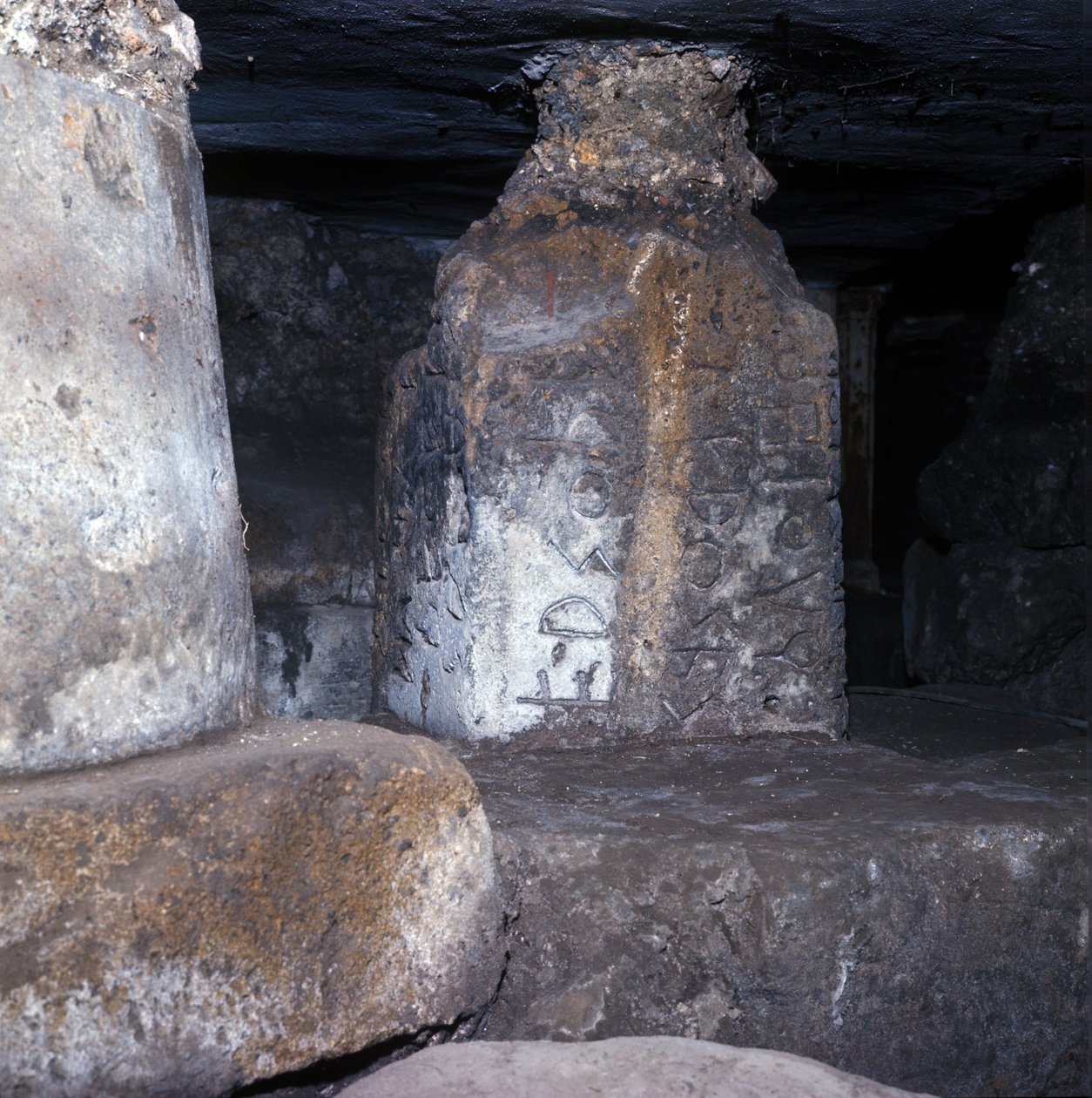Roma antigua, período arcaico: templo construido bajo el lapis niger (piedra negra) en el foro romano y que lleva una de las inscripciones más antiguas en latín. Siglo VI a.C. Italia de Roman