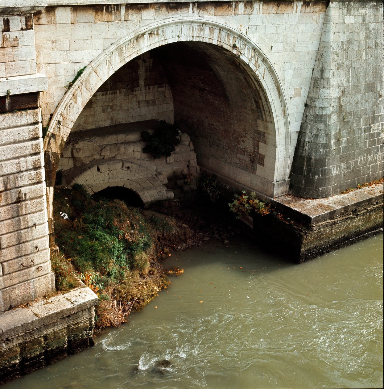 Roma antigua, período arcaico: vista desde la boca de la Cloaca Máxima de Roman