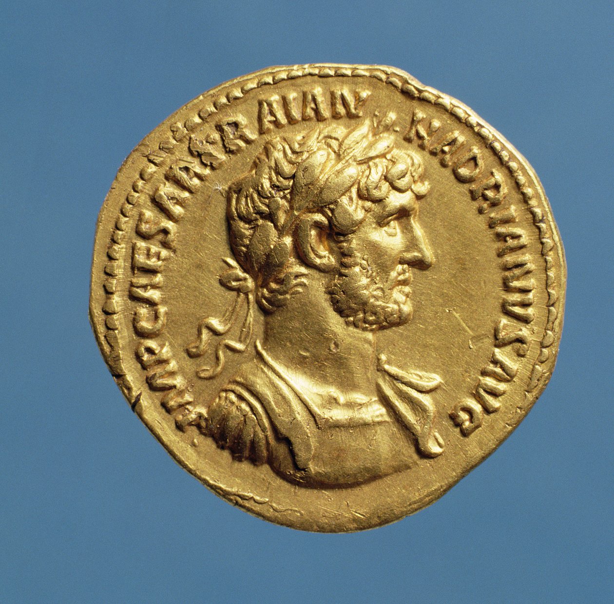Áureo (anverso) de Adriano (117-138 d.C.) con toga, coraza y una corona de laurel. Inscripción: IMP CAESAR TRAIAN HADRIANVS AVG de Roman