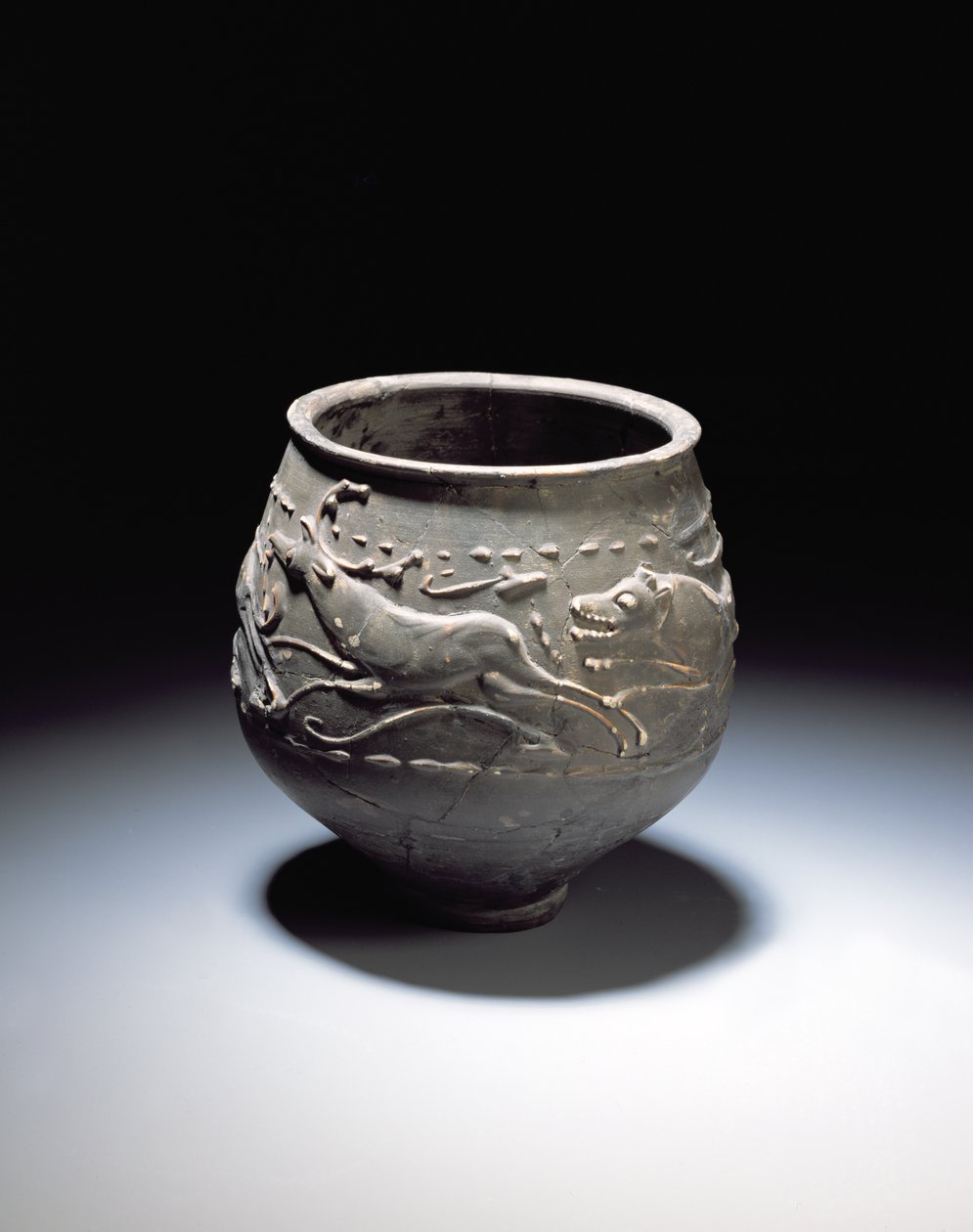 Copa decorada con una escena de caza mostrando ciervo, cierva y perros, del sitio romano en Newstead, Melrose, AD 140-80 de Roman