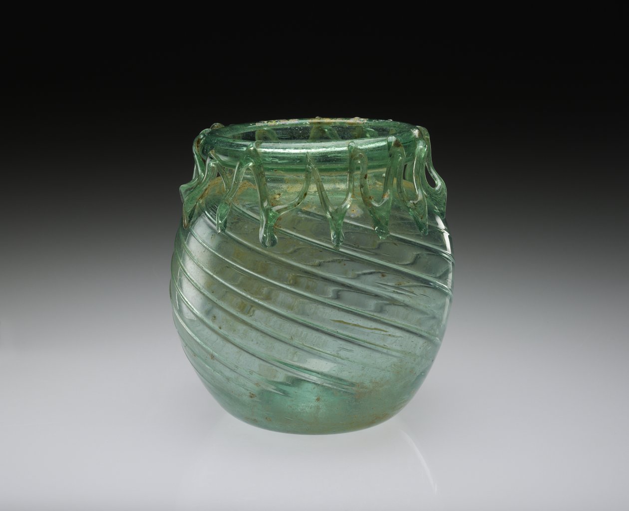 Jarra de vidrio soplado con decoración funcional y decorativa, 301-400 d.C. de Roman