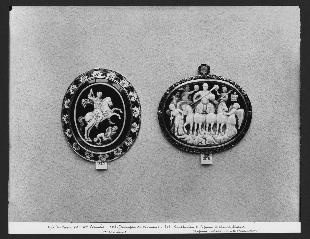 Camafeos que representan a Constantino II el Joven matando a sus enemigos y el triunfo de Licinio de Roman