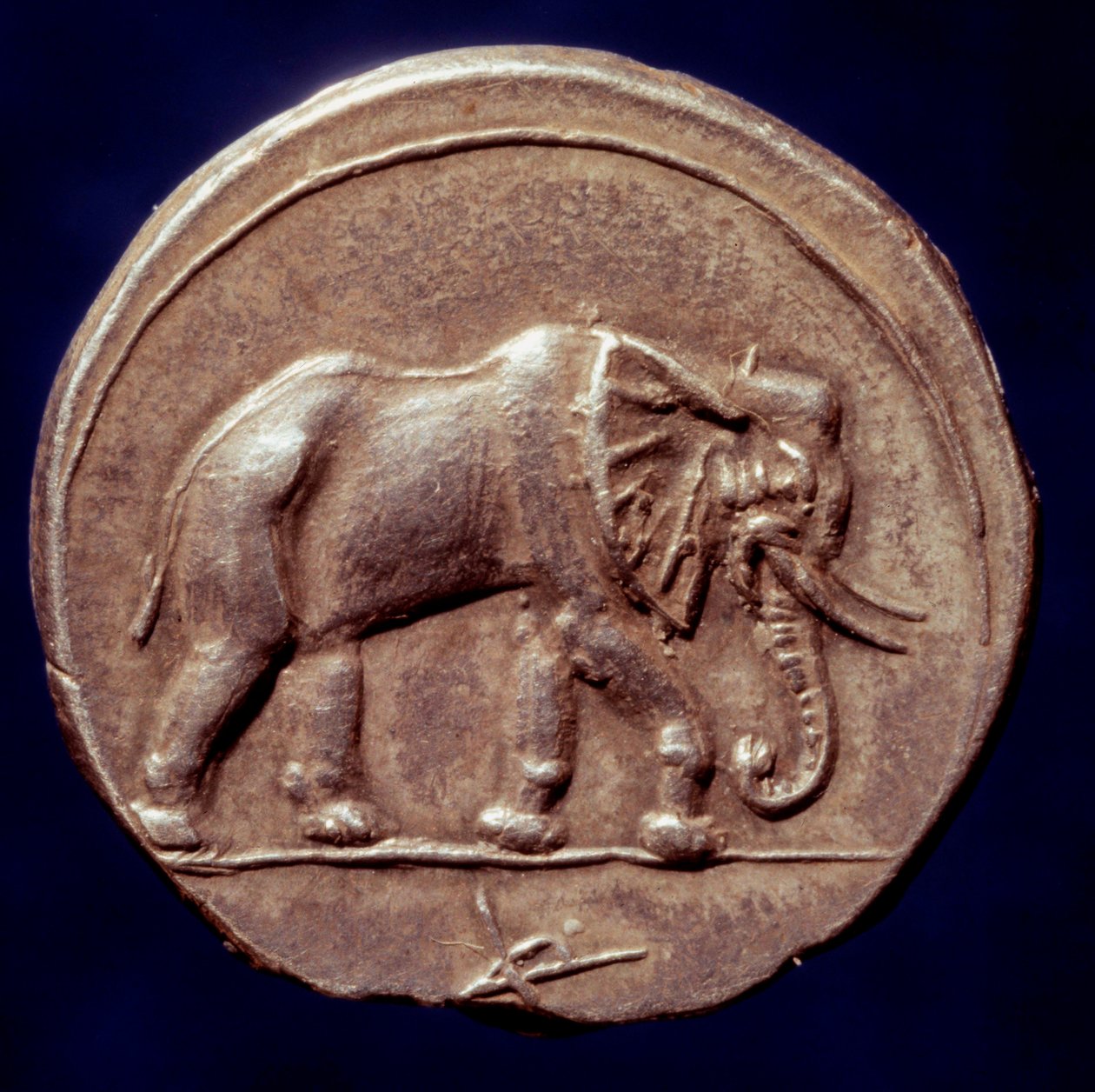 Civilización cartaginesa: medalla que representa un elefante que permitió al general cartaginés Aníbal (247-183 a.C.) cruzar los Alpes en 218 a.C. durante la Segunda Guerra Púnica. Siglo III a.C. París, B.N. de Roman