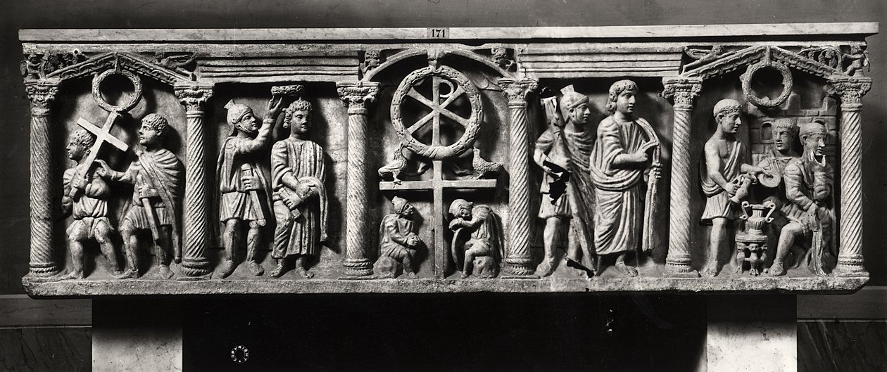 Sarcófago cristiano decorado con escenas de la Pasión de Cristo, incluyendo el arresto y Cristo ante Poncio Pilato, de las Catacumbas de San Domitila de Roman